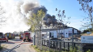 Eine Lagerhalle in der Hockenheimer Straße in Neulußheim steht in Vollbrand.