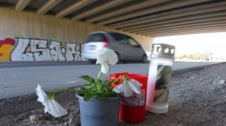 Blumen und Grablichter deuteten schon Ende März auf den Tod des Obdachlosen hin, der zuletzt unter der A6-Brücke zwischen Ilvesheim und Feudenheim lebte.