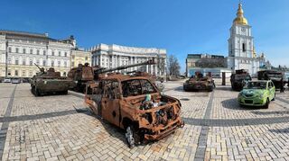 Eine Szene aus Kiew: Panzertrümmer vor der Kirche St. Michael.
