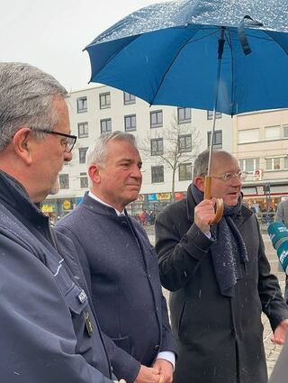 Anfang Dezember 2023: Im Schneeregen zeigt Kollmar Innenminister Thomas Strobl (M.) mit OB Christian Specht (r.) Kriminalitätshotspots in den Quadraten.