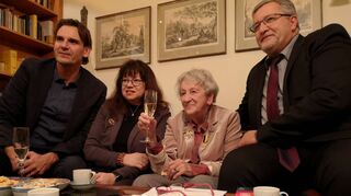 Hausbesuch von der Polizeispitze: Mit seinem damaligen Chef, Polizeipräsident Andreas Stenger (l.), verleiht Siegfried Kollmar (r.) der Krimiautorin Ingrid Noll (2.v.r.) im Dezember 2019 den Ehrentitel „Ehrenhauptkommissarin.“ Neben Ingrid Noll ist im Bild die Mannheimer Krimiautorin Claudia Schmid (2.v.l.) zu sehen.