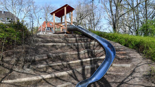 Neu angelegte Hangrutsche in der Nähe des Fernmeldeturms.