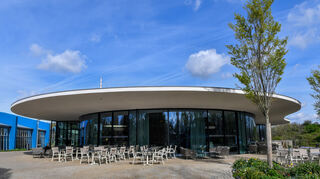 Zum Saisonauftakt im Luisenpark hat auch das Restaurant die Stühle in die Sonne geräumt.