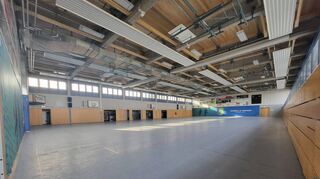 Umfangreiche technische Anlagen – Heizung, Lüftung und Beleuchtung – hängen unter der sanierten Decke der Rudolf-Harbig-Halle.