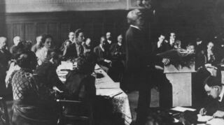 SPD-Vorsitzender August Bebel spricht auf der Konferenz sozialistischer Frauen während des Mannheimer SPD-Parteitags 1906 im Apollotheater in G 6, 3.