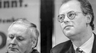 Historischer Moment für die deutsche Sozialdemokratie 1995 in Mannheim: Oskar Lafontaine (l.) besiegt Rudolf Scharping im Rosengarten in Mannheim.