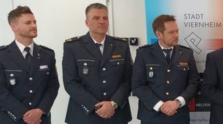 Bürgermeister Matthias Baaß (4.v.l.) erhält von Staatssekretär Martin Rößler (4.v.r.) die Urkunde.