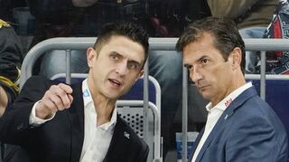 Die Zukunft von Adler-Chefcoach Dallas Eakins (rechts), hier mit Co-Trainer Marcel Goc, ist offen.