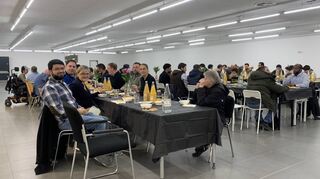 Im einstigen Netto-Markt wurden erneut arabische Spezialitäten serviert. Links vorne Vereinssprecher Khalil Khalil und Pfarrerin Ilka Sobottke.