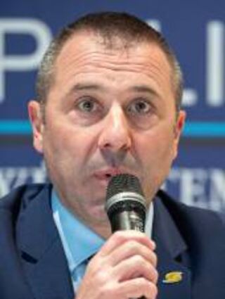 ARCHIV - 25.02.2021, Baden-Württemberg, Sinsheim: Jörg Albrecht, Oberbürgermeister von Sinsheim, spricht 2021 während einer Pressekonferenz zu einem Tötungsdelikt an einem 13-Jährigen in der Nähe von Sinsheim-Eschelbach. (zu dpa: «Sinsheims OB Albrecht legt Amt aus persönlichen Gründen nieder») Foto: Sebastian Gollnow/dpa +++ dpa-Bildfunk +++