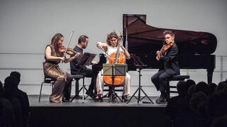 Stella Chen, Julia Hagen und Matthew Lipman (v.l.) mit ihrem Mentor Igor Levit am Klavier.