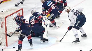 Wieder knapp: Der Puck wollte in der Viertelfinalserie nicht oft genug über die Torlinie der Eisbären Berlin, wie Adler-Stürmer David Wolf (rechts) feststelle.