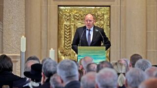 Mannheims Oberbürgermeister Christian Specht hält bei der Trauerfeier einen Nachruf auf Siegfried Kollmar.