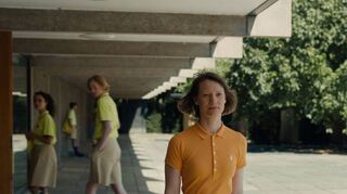 Mia Wasikowska lehrt als Frau Novak ihre Schülerinnen und Schüler, dass weniger mehr sei. Sie sollen nichts mehr essen, um frei zu werden und den Planeten zu retten. Der Film lief im vergangenen Jahr im Wettbewerb von Cannes.