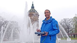 Sie laufen problemlos: die Wasserspiele am Wasserturm, hier Michael Wilhelm (Fachteamleiter Wasserturm von der MVV) mit der Steuerung der Fontänen.