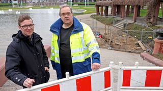 Die Bauzäune sind nicht alle weg: Stefan Zillig (l., Sachgebietsleiter Plan und Bau) und Projektleiter Andrej Katzenberger an der Baustelle der neuen Beregnungsanlage.