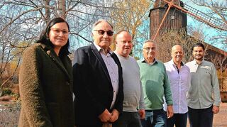 Setzen auf Tradition: Yvonne Hansmann (v.l.), Helmut Fischer, Andreas Fischer, Roland Fischer, Stefan Seipel und Benjamin Fischer vor der Altweibermühle.
