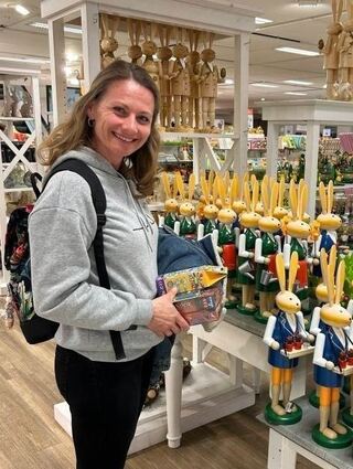 Nadine Ziesluk kauft Ostergeschenke für ihre Kinder ein.