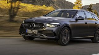 Mercedes-Benz zeigt mit der C-Klasse als „All-Terrain“, dass auch Kombis auf Offroader machen können.