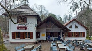 Seit 1965 bewirtschaftet der PWV die Hütte, davor gaben Wildhüter dort einfache Speisen und Getränke aus.
