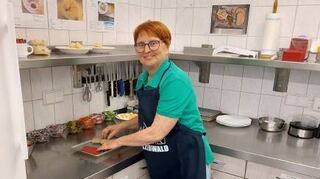 Karin Kolesow hilft ehrenamtlich in der Küche der Hütte mit.
