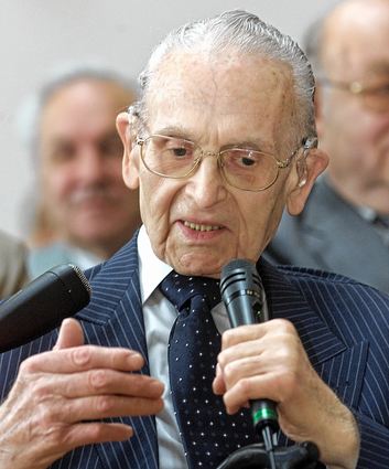 <p>Heinrich Vetter bei einer der zahlreichen Ehrungen im Jahr 2000.</p>
