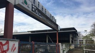 Ab Juli soll das alte Eisstadion abgerissen werden. Die Verantwortlichen rechnen damit, auf Teile der alten Stadtmauer zu stoßen.