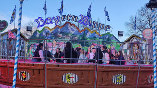 Die Bayern-Wippe - eine der tollen Attraktionen auf der Frühjahrsmesse.