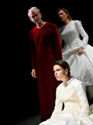 Spielen in Berlin (v.l.): Ulrich Matthes als Nornen Svenja Liesau (Brünhild) und Juli-schka Eichel (Kriemhild).