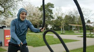 Selbstversuch mit dem schwingenden Seil: Redakteur Stephen Wolf im Lampertheimer Stadtpark.