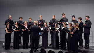 Die große Kunst des knapp 20 Stimmen umfassenden Tenebrae Choirs: Er klingt klar und durchsichtig, nuanciert und voller Wohllaut.