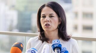 Außenministerin Annalena Baerbock ist ständig unterwegs. Hier bei einem Pressestatement auf der Terrasse der Deutschen Botschaft in Tel Aviv