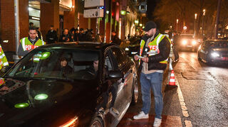 Einmal Führerschein und Fahrzeugpapiere bitte: Die Polizei hat am Freitag in Mannheim anlässlich des Car-Friday kontrolliert.