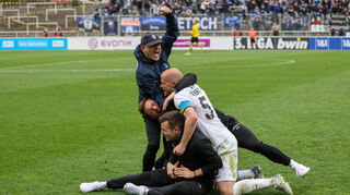Die Buwe feiern den Sieg im Bild mit Marcel Seegert beim Spiel in der 3. Liga, Borussia Dortmund II - SV Waldhof Mannheim.