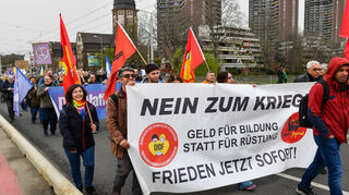 Hunderte Menschen zogen mit Transparenten am Samstag beim traditionellen Ostermarsch durch Mannheim.