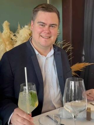 Familiärer Osterbrunch mit einem alkoholischen Drink – das passt hervorragend: „MM“-Redakteur Sebastian Koch.