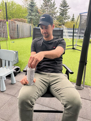 Entspannung mit erhöhtem Koffein-Level: Florian Karlein kostet das Fastenbrechen mit Energy-Drinks richtig aus.