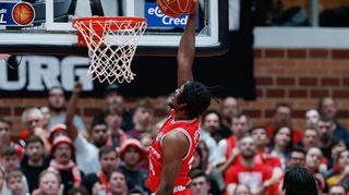 Darius Perry beim Dunking.