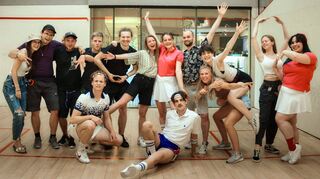 Die Regisseurin, Drehbuchautorin und weibliche Hauptdarstellerin Maria Salinger (7. v. r., rotes Shirt) aus Ladenburg hat Spaß mit Schauspielern und Filmteam in der Squash-Halle.