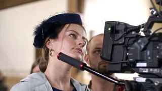 Im Filmkleid checkt Maria Salinger eine Kameraeinstellung.