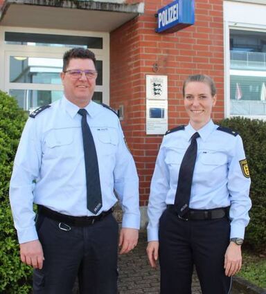 Michael Bühler und Simone Prantl vor dem Posten Rheinau.