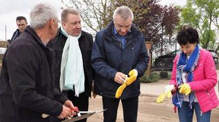 Bevor es aufs Feld geht, erhalten Bärbel Schader (v.r.), Gottfried Störmer und Matthias Schimpf die nötige Ausrüstung von Landwirt Karl-Heinz Schmidt.