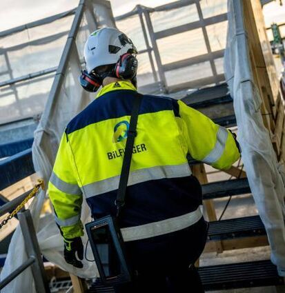 Ein Bilfinger-Mitarbeiter begeht eine Industrieanlage.
