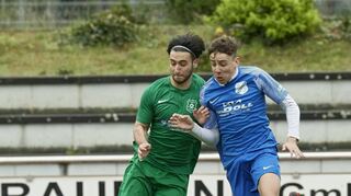Armin Ebadi Moghaddam (l., TSV Amicitia) im Zweikampf gegen Sulzbachs Jannik Kamuff.