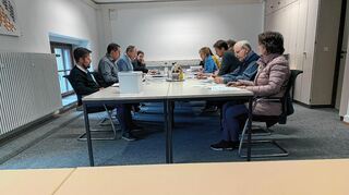 Sitzung des Gemeindewahlausschusses mit dem Vorsitzenden Christian Specht (Dritter v. l.). Die vielen Zuschauer im schlauchartigen Raum befinden sich hinter dem Fotografen.
