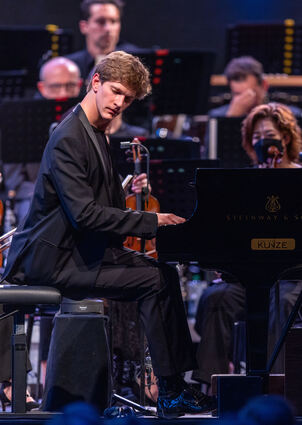 Den „Shooting-Star der internationalen Klavierszene“, Pianist Jan Lisiecki, kann die Musikalische Akademie des Nationaltheater-Orchesters beim 6. Akademiekonzert am Montag und Dienstag, 8. und 9. April, jeweils um 20 Uhr, mit auf der Bühne im Mannheimer Rosengarten begrüßen.