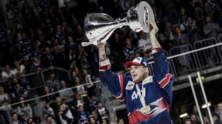 Der größte Triumph in acht Jahren bei den Adlern Mannheim: Flügelstürmer David Wolf stemmt am 26. April 2019 den Meisterpokal der Deutschen Eishockey Liga in die Höhe.