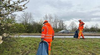 Viel Müll an den Straßenrändern der Region machen den Straßenmeistereien beim „Frühjahrsputz“ viel Arbeit.