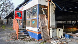 In „sehr schlechtem Zustand“: Die Bauarbeiten für den Abriss des alten Eisstadions starten Ende April. Für die Vorbereitung mussten 39 Bäume weichen. 29 weitere konnten davor bewahrt werden.