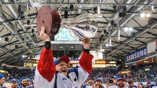 Glücksmoment: Denis Reul mit dem Meisterpokal 2015.